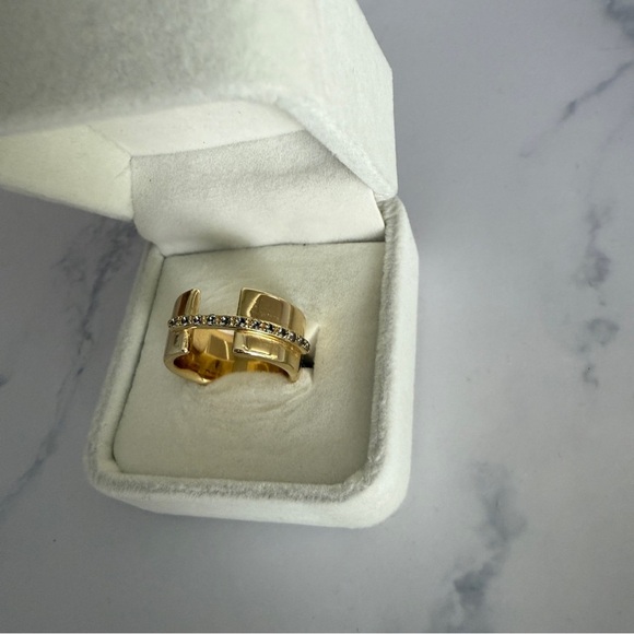 Elizabeth and James | Lueur Ring - Picture 6 of 10